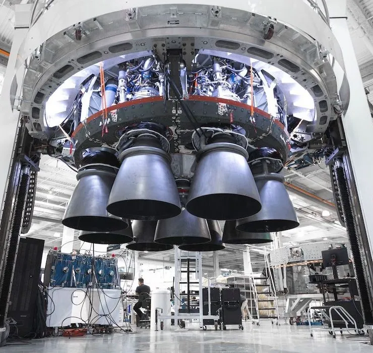 Motor Merlin rakety Falcon 9 pri technickej kontrole