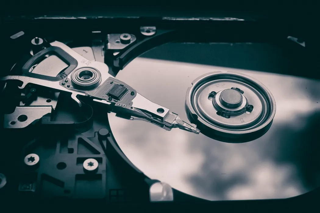 Vnútro pevného disku HDD s rotujúcimi platňami